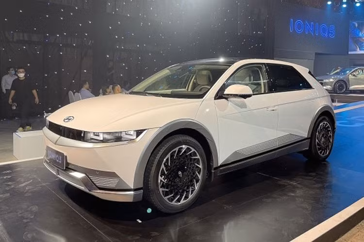 TC Motor vừa giới thiệu Hyundai Ioniq 5 tại Việt Nam. Đây là mẫu xe điện đang nhận được nhiều giải thưởng cũng như lời khen từ giới bốn bánh quốc tế. Tuy nhiên, mẫu crossover chạy điện cỡ trung này vẫn chưa được phân phối chính thức nên chưa có giá bán lẻ đề xuất, hãng đem về với mục đích thăm dò thị trường.