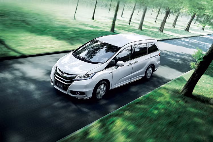 Mẫu xe Honda Odyssey 2017 sẽ được chính thức phân phối qua hệ thống Đại lý Ôtô Honda trên toàn quốc bắt đầu từ tháng 10/2017. Xe sở hữu mức giá bán lẻ đề xuất không đổi 1.990.000.000 đồng. Giống như các mẫu xe khác của Honda Việt Nam, Odyssey 2017 sẽ được áp dụng chế độ bảo hành 3 năm hoặc 100,000 km tùy thuộc điều kiện nào đến trước.