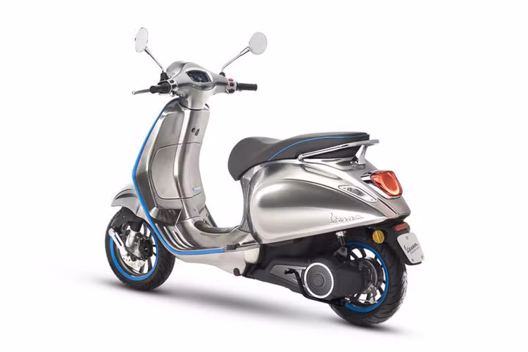 Về kĩ thuật, Elettrica có hành trình khoảng 100km cho mỗi lần sạc, với hiệu năng được tuyên bố là tốt hơn xe động cơ 50 phân khối. Để sạc đầy, người dùng sẽ phải cắm điện trong vòng 4 tiếng. Pin của xe có tuổi thọ vào khoảng 1.000 lần sạc (tương đương khoảng 10 năm sử dụng) trước khi tụt xuống còn 80% dung lượng.