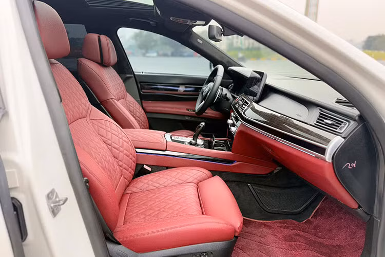 Về nguyên bản, nội thất của BMW 750Li đời 2010 có thể gói gọn cảm giác "rộng mênh mông, sang và hiện đại". Chất liệu da cao cấp, cộng với vân gỗ, xen kẽ các chi tiết mạ crôm tạo sự nhẹ nhàng, ấm áp và thoải mái.