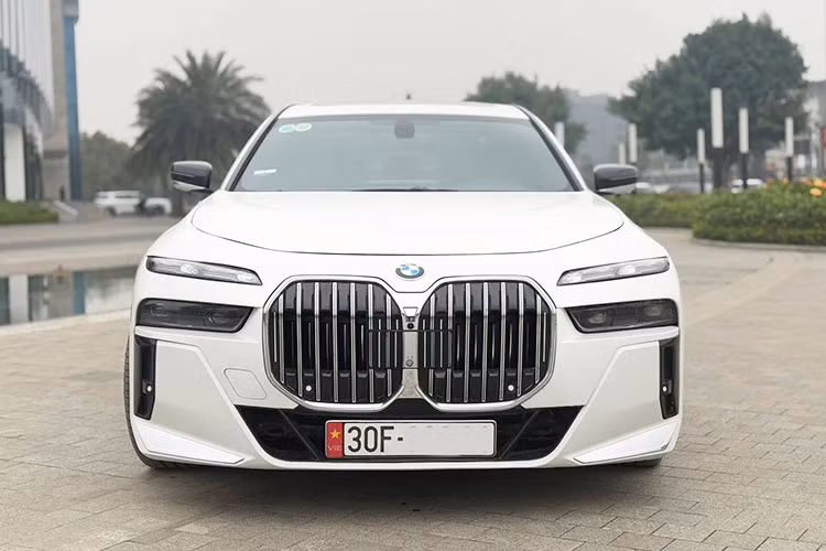 Về tổng thể, chiếc xe BMW 750Li 2010 độ 7 Series 2025 vẫn giữ được diện mạo sáng bóng. Màu sơn thân xe bóng bẩy, các chi tiết đèn vẫn còn mới, điều này không quá bất ngờ bởi phần lớn linh kiện bên ngoài đã được thay thế so với nguyên bản. 