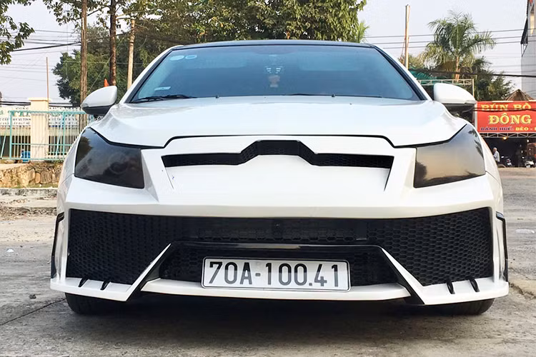 Việc thi công bộ cản trước cho giống với dáng siêu xe Lamborghini tốn khoảng 1 tháng bởi một xưởng độ xe hơi đình đám tại Sài Gòn thực hiện. Được biết, các tay thợ độ phải nghiên cứu và làm lại hốc tản nhiệt của mẫu xe này sao cho chuẩn và mang phong cách của siêu xe thể thao.