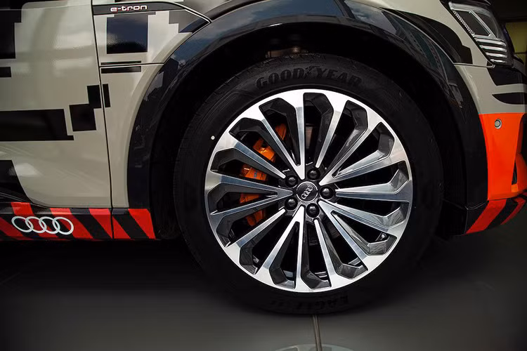 Với trục cơ sở 2.928m, Audi e-tron 2020 mới cung cấp không gian rộng rãi cho 5 người cùng với hành lý. Tổng dung tích khoang hành lý 660l cho phép chiếc SUV điện sẵn sàng với những hành trình dài. Điểm nổi bật của sự tối ưu trên mẫu xe này chính là tùy chọn camera chiếu hậu – đây cũng chính là mẫu xe đầu tiên trên thế giới được sản xuất hàng loạt.