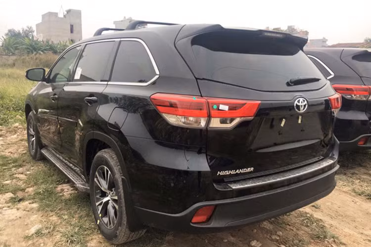 Trên mẫu xe Toyota Highlander 2017, hãng xe Nhật Bản đã sửa đổi lại thiết kế phần đầu xe với cụm lưới tản nhiệt hình thang rộng và mạnh mẽ hơn, tương tự Corola phiên bản châu Á và đèn pha với dải LED chiếu sáng ban ngày. Các phiên bản cao cấp của xe còn có các thanh ngang ở lưới tản nhiệt mạ chrome, thay vì sơn bạc.
