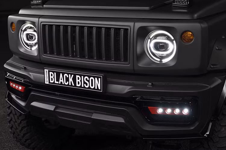 Chỉ ngay trong năm đầu tiên có mặt tại triển lãm xe độ thường nhiên Tokyo Auto Salon vừa diễn ra tại Nhật, đã có "hằng hà sa số" các bản độ Suzuki Jimny mới đã được các hãng nâng cấp lớn tung ra để "demo" trong sản phẩm của mình.