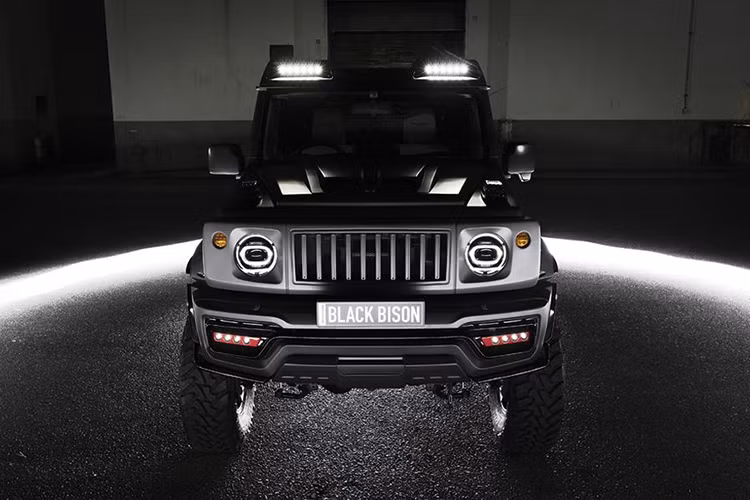 Tuy nhiên không giống nhiều công ty khác, Wald còn tiếp tục biến tấu lại Jimny chứ không chỉ đơn thuần "copy" chiếc xe nổi tiếng của Mercedes. Tương tự những mẫu xe offroad chuyên nghiệp, hãng đã nới rộng vè bánh bằng các tấm ốp bắn đinh và thay nắp ca-pô với khe hút gió góc cạnh.