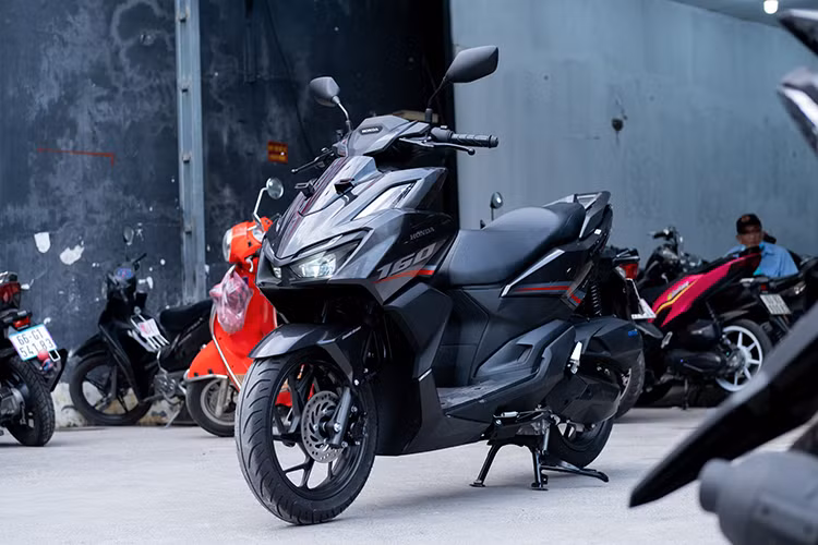 Honda Vario 160 nhap khau chat vat giam gia tim khach cuoi nam