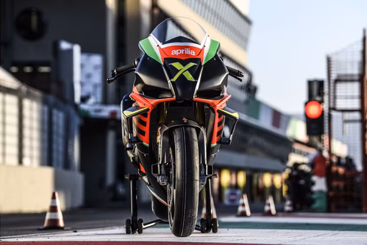 Để giảm được trọng lượng đáng kể cho xe, Aprilia đã trang bị cho chiếc siêu môtô RSV4 X mới dàn áo bằng sợi carbon, bình xăng siêu nhẹ và hệ thống ống xả Akrapovic bằng titan.