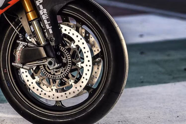 Ngoài ra, Aprilia RSV4 X còn sở hữu các trang bị cao cấp khác như hệ thống treo Ohlins, heo Brembo GP4-MS, cùm tay phanh và tay côn bằng nhôm phay đi kèm bảo vệ. Bộ mâm 17 inch mà xe sở hữu mang thương hiệu Marchesini bằng hợp kim magiê siêu nhẹ cùng bộ lốp Slick của Pirelli.