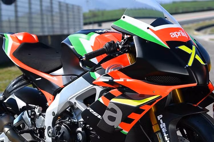 Là phiên bản giới hạn phát triển từ chiếc Aprilia RSV4 1100 Factory và dành riêng cho đường đua chuyên nghiệp, Aprilia RSV4 X mang trên mình dàn áo chuẩn đua, tối ưu hóa tính khí động học nhờ loại bỏ hoàn toàn các trang bị thừa như hệ thống đèn, còi, xinhan và gương chiếu hậu.