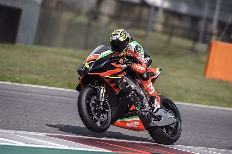 Theo đó, Aprilia RSV4 X sẽ chỉ có tổng cộng 10 xe xuất xưởng. Là phiên bản kỷ niệm cùng số lượng sản xuất giới hạn nên giá xe Aprilia RSV4 X vô cùng cao. Thương hiệu xe Ý cho biết, giá xe Aprilia RSV4 X sẽ lên đến 40.000 EUR (tương đương 1,13 tỷ đồng).