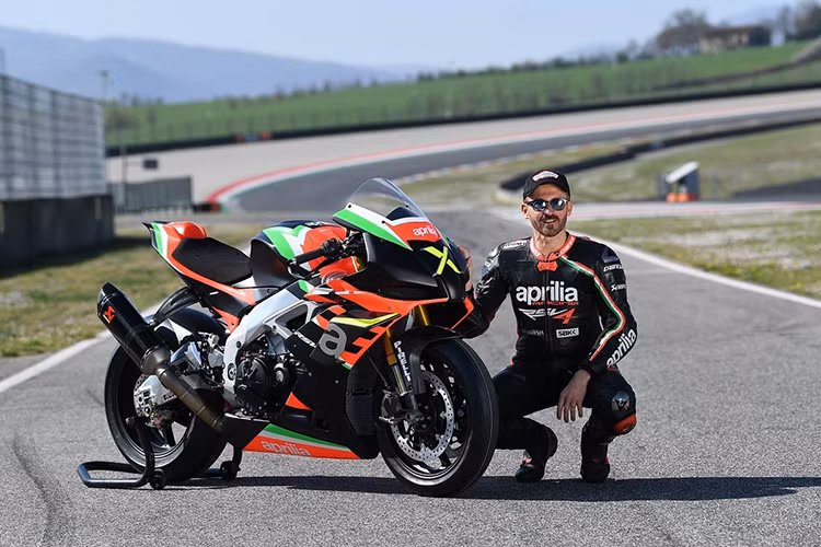 Tính đến thời điểm hiện tại, dòng siêu môtô Aprilia RSV4 đã có mặt trên thị trường được 10 năm và là một trong những chiếc super sport mạnh nhất trên thị trường. Để kỷ niệm lịch sử 10 năm dòng xe RSV4 cũng như 3 chức vô địch WSBK, thương hiệu Aprilia đã quyết định phát triển một phiên bản đặc biệt của RSV4 mang tên Aprilia RSV4 X.