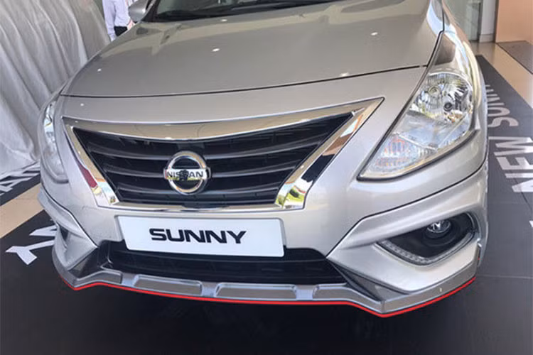 Bên dưới phần đầu xe là cản sốc thiết kế cứng cáp, mang viền đỏ tạo cảm giác thể thao. Ngoài cản trước thì quanh thân xe có cũng được gắn bodylip với viền đỏ nổi bật, lazăng của xe kích thước 15 inch có thiết kế mới.