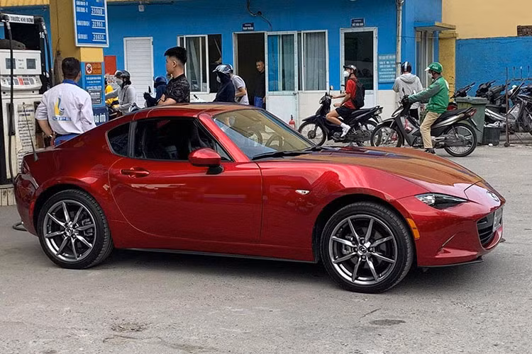 Tròn 1 tháng được công ty nhập khẩu tư nhân Hà Nội mang về nước và trưng bày tại đây, chiếc xe thể thao mui trần Mazda MX-5 RF thế hệ mới đầu tiên về Việt Nam đã bị bắt gặp ở trong TP HCM và được vận chuyển trên xe cứu hộ.