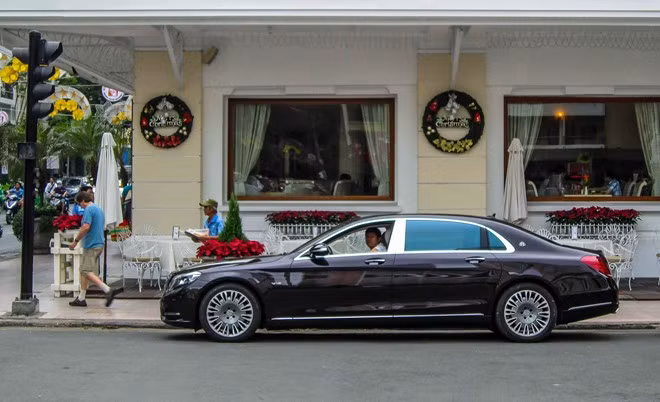 Không hòa vào cùng một nhóm, nhưng một chiếc Maybach S600 màu độc bất ngờ xuất hiện ở trung tâm Sài Gòn cũng thu hút sự chú ý của đông đảo những người đam mê xe hơi.