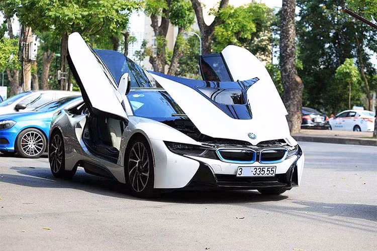 Mẫu siêu xe BMW i8 từng trở thành một hiện tượng tại Việt Nam vào những năm 2015 do yếu tố thương hiệu, thẩm mỹ và giá bán chỉ dao động từ 7 đến 8 tỷ đồng. Sau trào lưu chơi "siêu xe xanh" BMW i8, nó đã nhanh chóng xuống giá - thậm chí thành trào lưu cho dân chơi nhờ giá rẻ.