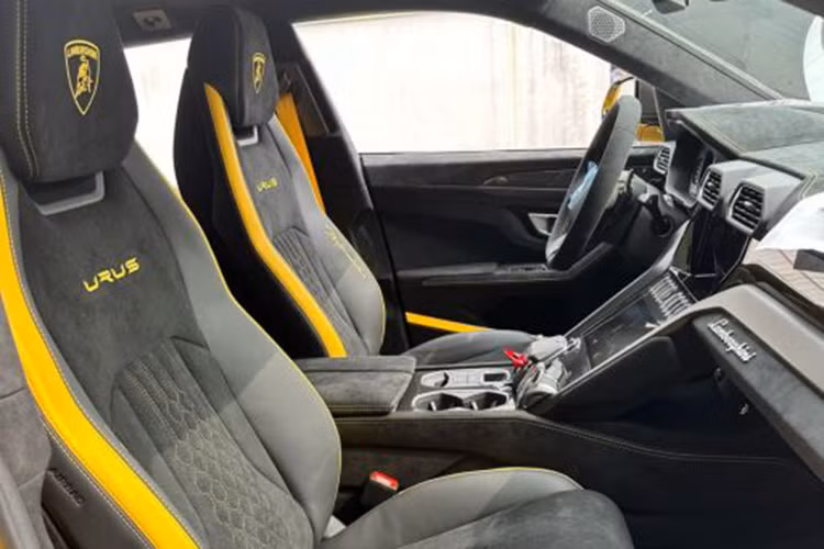 Vị trí ghế lái và khu vực điều khiển của Urus Performante cũng đề cao thiết kế hình học, thể hiện qua chi tiết màn hình kỹ thuật số lớn đi cùng hai màn hình tại trung tâm điều khiển và đặc biệt là chi tiết vô-lăng mang thiết kế đáy phẳng bọc Alcantara tạo nên một cảm quan hiện đại. 