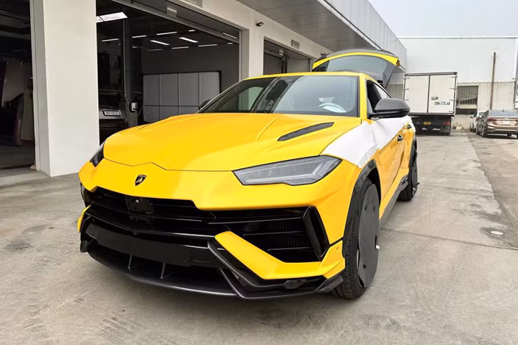 Theo đó, tại Việt Nam, Lamborghini Urus Performante của Đoàn Di Băng có giá bán khởi điểm từ 16,5 tỷ đồng. Chiếc xe của vợ chồng ca sĩ Đoàn Di Băng sở hữu ngoại thất màu vàng đặc trưng.