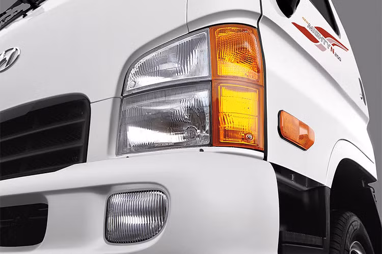 New Mighty N250 có tự trọng là 1,780kg và toàn tải là 4,720kg. Khung xe được làm bằng thép cao cấp, dày dặn và cứng cáp. Mặt trước là sự kết hợp của cụm đèn pha và đèn xi nhan cỡ lớn mang lại khả năng chiếu sáng tối ưu. Gương chiếu hậu được thiết kế tại vị trí thuận tiện để quan sát mang lại sự an tâm khi lái xe.