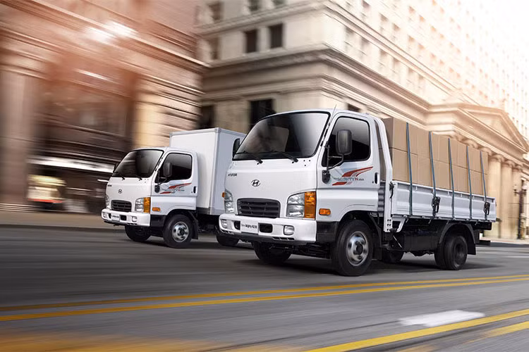 Hyundai Thành Công Xe Thương Mại hiện đang phân phối mẫu xe tải nhỏ New Mighty N250 mới với 3 phiên bản màu sắc: Trắng, Xanh và Xám cùng với giá bán là 480 triệu đồng (đã bao gồm 10% VAT). Xe được bảo hành 3 năm hoặc 100,000 Km tùy theo chế độ nào đến trước.