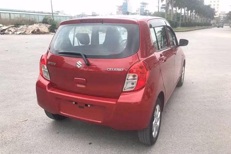 Đèn hậu phía sau nhỏ gọn, cũng sử dụng bóng halogen. Cánh gió nhỏ phía trên tích hợp đèn phanh thứ 3, cản sau cùng tông màu với ngoại thất. Đuôi xe có thiết kế tương tự những mẫu xe hatchback của hãng xe ôtô Suzuki. Mâm xe được thiết kế dạng hợp kim 6 chấu 14 inch, phanh trước được trang bị phanh đĩa, trong khi phía sau dùng phanh tang trống.