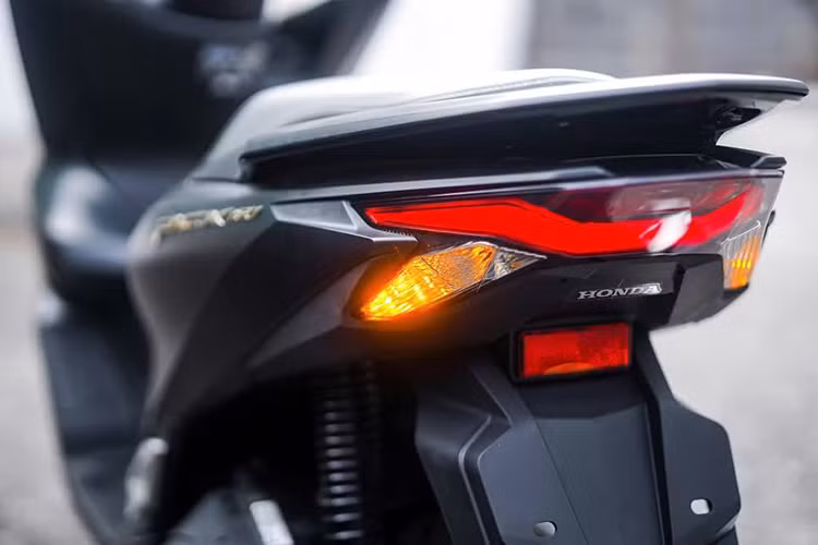 Honda PCX 160 2025 sử dụng động cơ 156,9cc cho công suất 15,82 mã lực tại 8.500 vòng/phút, và mô men xoắn 14,7Nm tại 6.500 vòng/phút. Mức công suất của PCX 160 2025 nhỉnh hơn so với mẫu Air Blade 160 đang bán tại Việt Nam (15 mã lực / 14,6Nm).