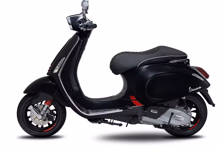 So với phiên bản tiêu chuẩn, Vespa Sprint carbon 2018 tại Việt Nam có giá đắt hơn 1 triệu đồng so với phiên bản đang bán ra, ở mức 76,5 triệu đồng. Trước khi phiên bản này ra mắt, Vespa Sprint đã có sẵn 7 màu gồm, đen đỏ, xanh lam, xanh lục, màu mận chín, trắng và màu cam.
