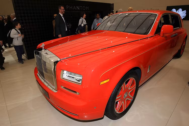 Sau hơn 17 tháng chờ đợi, chiếc siêu xe sang Rolls-Royce Phantom EWB đầu tiên trong lô 30 xe mà vị đại gia người Ma Cao đặt mua đã chính thức được hoàn thiện và bàn giao ngay tại triển lãm Geneva Motor Show 2016. 