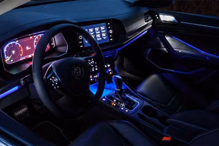 Mặc dù có vòm mui dạng coupe, tuy nhiên Volkswagen vẫn khẳng định khoảng đầu, vai và đầu gối của người ngồi trong xe đều được gia tăng so với thế hệ cũ. Tùy từng phiên bản, khách hàng sẽ có hệ thống phanh tự động khẩn cấp, cảnh báo va chạm phía trước, giữ ga tự động thông minh, theo dõi điểm mù, cảnh báo xe đang vượt phía sau, tự động giữ làn...