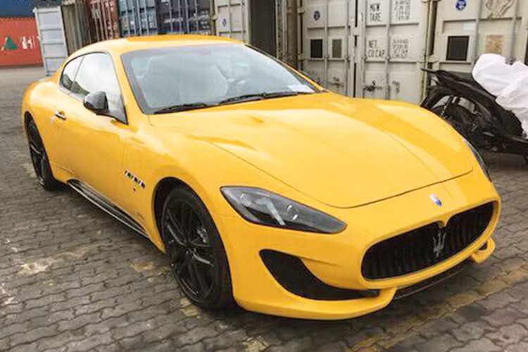 Mẫu xe thể thao tiền tỷ Maserati GranTurismo MC Sportline mới vừa chính thức cập cảng Sài Gòn theo diện chính hãng. Đây là chiếc xe Maserati GranTurismo MC Sportline đầu tiên xuất hiện tại Việt Nam theo diện chính hãng, sau khoảng 3 chiếc Maserati Granturismo MC Stradale được đưa về nước trước đó. 
