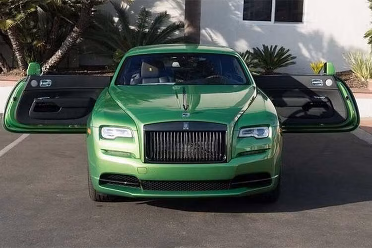 Hộp số tự động 8 cấp được nâng cấp đã giúp chiếc Wraith tăng tốc 0-100 km/h trong 4,5 giây trước khi cán tới vận tốc cực đại 250 km/h. đang được trưng bày tại đại lý cao cấp ở San Diego, California với mức giá lên tới 411.825 USD (tương đương hơn 10 tỷ đồng).