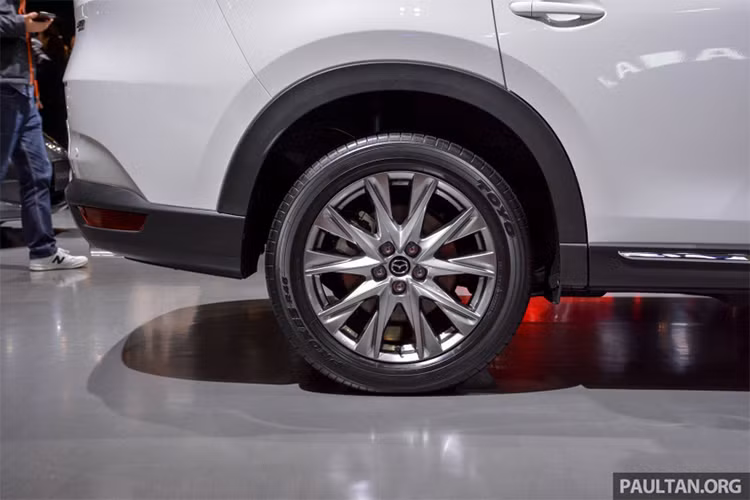 Một điểm mới nữa trên mẫu xe Mazda CX-8 phiên bản 2018 mới này chính là khoang hành lý của xe có sức chứa 239 lít, nếu gập hàng ghế thứ 3 xuống thì tổng khối lượng được nâng lên tới 572 lít. Xe được trang bị hai ống xả và bộ mâm 5 chấu kép thiết kế đẹp mắt, mạ crom sáng bóng.