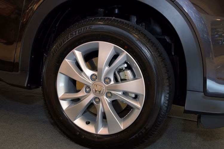 Giống như nhiều mẫu crossover cỡ nhỏ khác, chiếc xe được ốp nhựa đen xung quanh thân để tạo cảm giác khỏe khoắn hơn. Xe được trang bị mâm hợp kim dạng đa chấu kích thước 17 inch, đi kèm lốp cỡ 215/55. Tùy từng phiên bản, chiếc xe có thể sử dụng hệ dẫn động cầu trước (211D) hoặc 4 bánh (4WD).