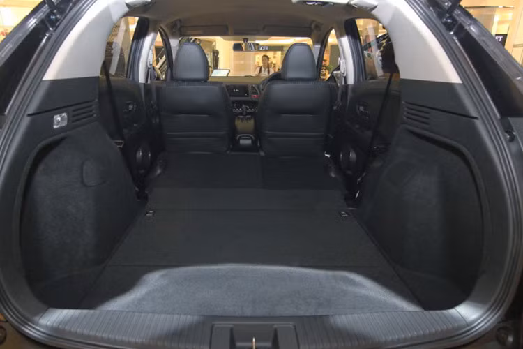 Mặc dù là một mẫu xe SUV cỡ nhỏ, tuy nhiên khoang hành lý của xe có thể tích đứng đầu phân khúc với 437 lít, so với "đối thủ" cùng phân khúc là EcoSport nó hơn tới 40 lít. Nếu gập hàng ghế sau của HR-V lại hoàn toàn, thể tích khoang hành lý sẽ lên tới 1032 lít, bỏ xa EcoSport tới 327 lít.