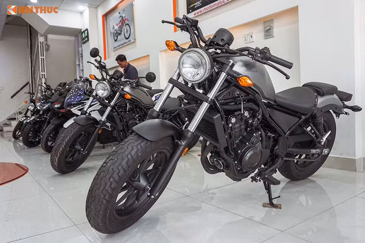 Những chiếc xe môtô Honda Rebel 500 về Việt Nam được nhập khẩu từ Thái Lan bởi các cửa hàng xe máy không chính hãng tại TP HCM. Giá bán của chiếc xe này dự đoán khoảng dưới 200 triệu đồng, rẻ hơn so với thời điểm mới về Việt Nam vào cuối năm 2017.