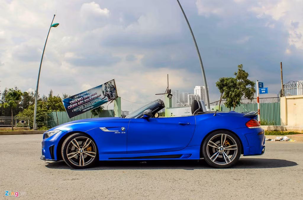 BMW Z4 là mẫu xe mui xếp cứng có thể đóng mở, vì vậy chủ xe có thể sở hữu đên 2 kiểu xe hoàn toàn khác biệt chỉ với một nút nhấn.