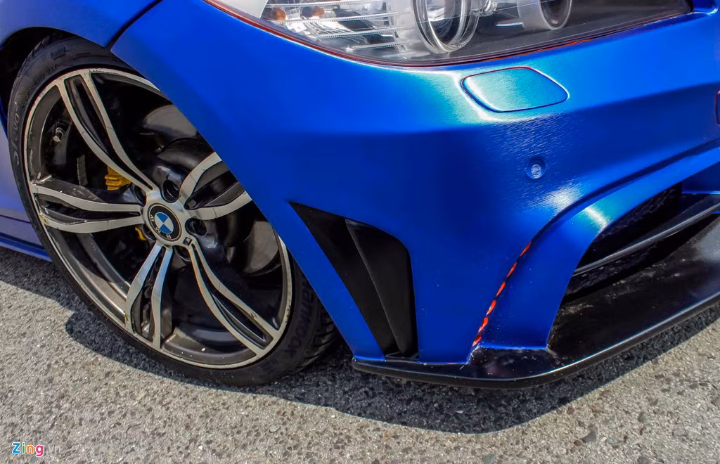 Xe được bổ sung vành độ 5 chấu kép kích thước 20 inch của bộ phận M từ thương hiệu BMW.