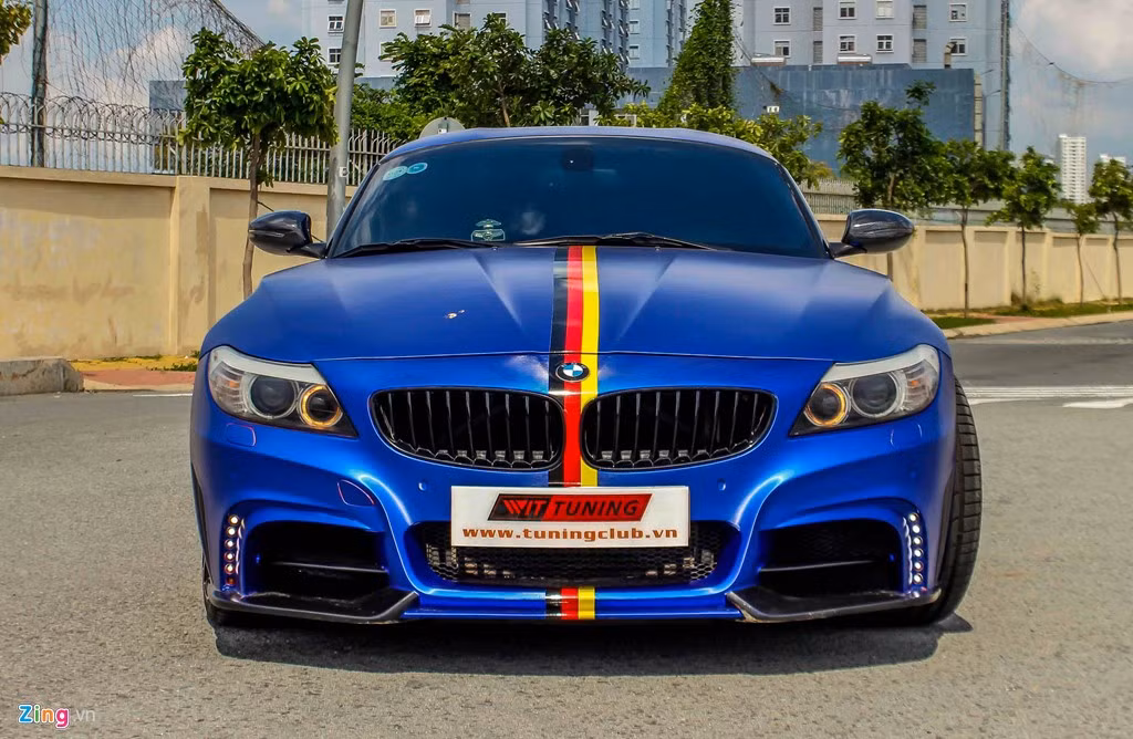  BMW Z4 là mẫu xe thể thao cỡ nhỏ, 2 chỗ ngồi được nhiều người trẻ ưa chuộng. Tại Việt Nam, Z4 nguyên bản có giá khoảng 2,5 tỷ đồng. Mới đây, một người chơi xe tại TP HCM đã độ lại chiếc xe theo phong cách Nhật Bản bằng gói phụ kiện của Tommy Kaira.