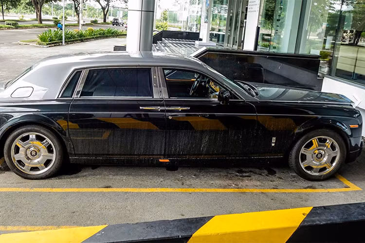 Chiếc Rolls-Royce Phantom của bà Diệp trên thực tế không phải là chiếc Rolls-Royce đầu tiên về Việt Nam. Tuy nhiên, vào thời điểm năm 2008, những chiếc xe này đều nhập về Việt Nam dưới dạng xe đã qua sử dụng, không chính hãng và chủ yếu đeo biển ngoại giao (NG) hoặc nước ngoài (NN).