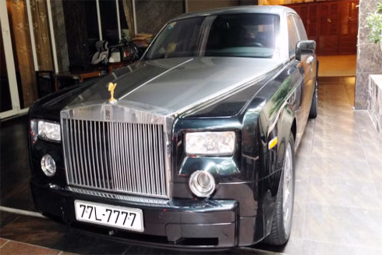 Đây là chiếc Rolls-Royce chính hãng đầu tiên về Việt Nam, chính vì vậy nó đã gây sự chú ý. Sau hành trình từ Anh về Việt Nam, chiếc Rolls-Royce Phantom màu đen này đã cập cảng hàng không Tân Sơn Nhất, TP HCM. Được biết, riêng chi phí vận chuyển chiếc Rolls-Royce Phantom bằng máy bay về Việt Nam đã lên tới 10.000 USD vào thời điểm đó.