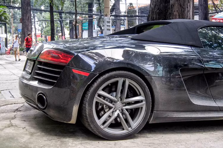 Chiếc R8 V10 này là phiên bản năm 2013. Xe sở hữu khối động cơ dung tích 5.2 lít, công suất 518 mã lực và 540 Nm mô-men xoắn. Thời gian tăng tốc từ 0-100 km/h trong 3,6 giây, tốc độ tối đa 320 km/h.