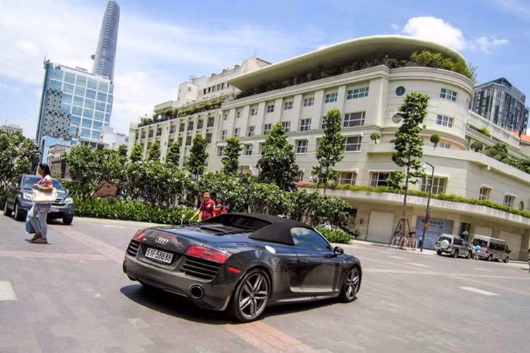 Giá của Audi R8 V10 Spyder đời 2013 khoảng 200.000 USD tại Mỹ. Ước tính giá trị của Audi R8 V10 Spyder khoảng 12 tỷ đồng tại Việt Nam.