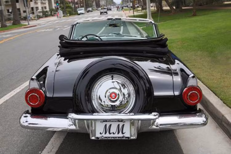 Người ta cho rằng chiếc xe Ford Thunderbird của Marilyn Monroe được xem là một món quà Giáng Sinh từ nhiếp ảnh gia nổi tiếng và bạn làm ăn của Monroe, ông Milton Greene. 