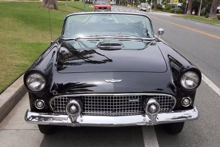 Được đăng trên danh sách bán đấu giá Icons &amp; Idols: Hollywood trên trang web Julien’s Auctions, chiếc xe Ford Thunderbird mui trần này đã được mua vào ngày 20/12/1955 từ một đại lý ở Connecticut bởi công ty của nữ diễn viên, Marilyn Monroe Productions.