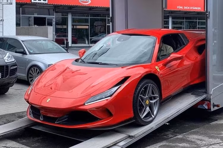 Mới đây, trên mạng xã hội lan truyền hình ảnh chiếc siêu xe Ferrari F8 mới, chiếc xe được vận chuyển trên xe cứu hộ xuất hiện tại Hà Nội đã khiến giới mê xe trong nước không khỏi xôn xao. Đặc biệt hơn, tại thị trường Việt Nam trước đó chỉ mới có hai chiếc Ferrari F8 xuất hiện chia đều cho 2 phiên bản là Coupe và Spider.