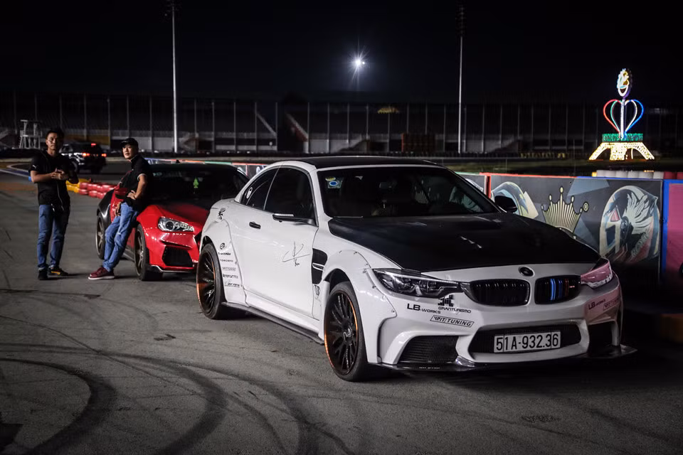 Ngoài ra, chiếc BMW 428i độ khủng này còn trang bị phuộc hơi Airforce có thể điều chỉnh khoảng sáng gầm. Một số chi tiết của xe làm từ sợi carbon như cánh gió trước, nắp capô, ốp hông và cánh gió sau. Hệ thống ống xả Armytrix cho âm thanh trầm ấm.