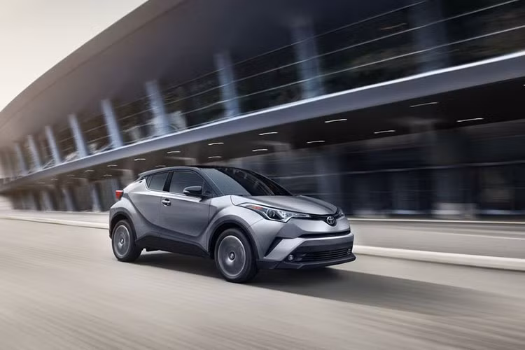 Cuối cùng là phiên bản cao cấp nhất của mẫu C-HR với tên gọi Limited có giá từ 26.050 USD (khoảng 612 triệu đồng). Ngoài những trang bị như phiên bản XLE thì phiên bản này còn sở hữu đèn sương mù cũng là dạng LED, viền cửa sổ mạ chrome, cột chữ B màu đen thể thao và cần gạt nước tự động.