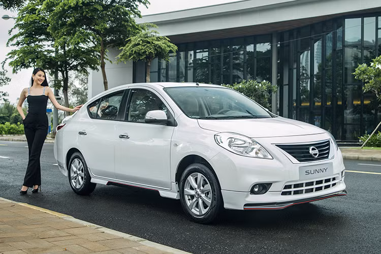 Ở phân khúc xe sedan cỡ B, mẫu xe Sunny của Nissan cũng gây bất ngờ khi công bố giá mới dưới 500 triệu - chỉ còn từ 428 triệu đồng cho bản XL.