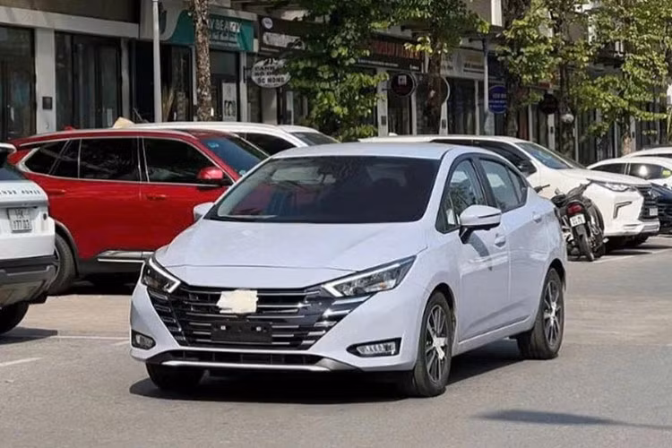Mới đây, những hình ảnh đầu tiên của một mẫu sedan được che chắn kỹ lưỡng xuất hiện trên đường phố Việt Nam đã được chia sẻ rộng rãi trên mạng xã hội. Dựa vào thiết kế tổng thể, các chuyên gia nhận định đây chính là Nissan Almera 2024 mới.