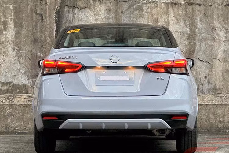 Hiện một số đại lý đã bắt đầu nhận cọc và chưa công bố giá xe Nissan Almera 2024, nhưng dự kiến sẽ không thấp hơn bản cũ. Nissan Almera tại Việt Nam có giá cao nhất 595 triệu đồng, hơn đáng kể so với Hyundai Accent (569 triệu đồng) và Toyota Vios (545 triệu đồng). 